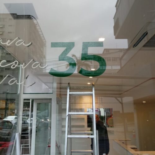 Adesivo aplicado em vidro Porto Alegre