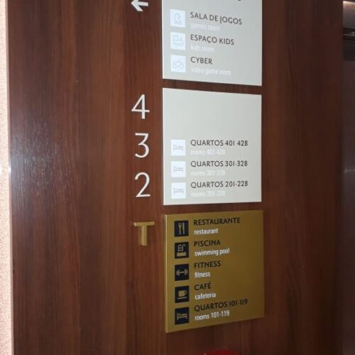 Letreiros e Placas em acrílico recortados a Laser