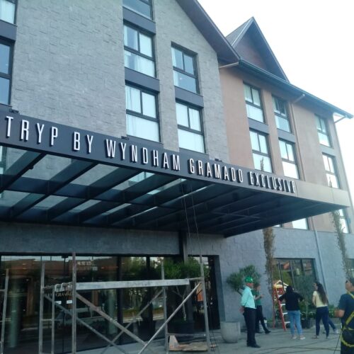 Letreiro Acrílico recortado a Laser hotel Gramado