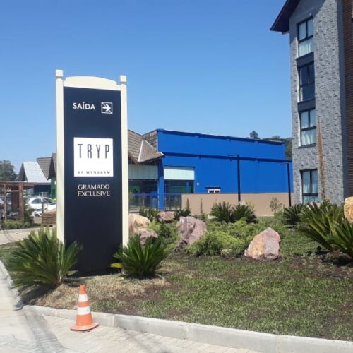 Totem Tryp Gramado Park Exclusive | Install Signs