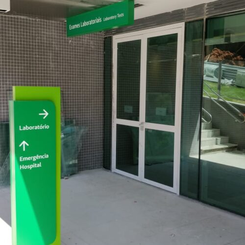 Letras caixas iluminadas em LED Letreiros e placas em acrílico recortados a laser