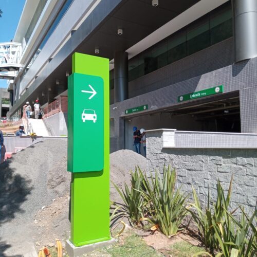 Totem letras caixas iluminadas em LED Unimed