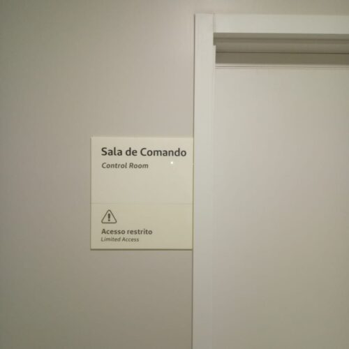 Placas em acrílico adesivado.