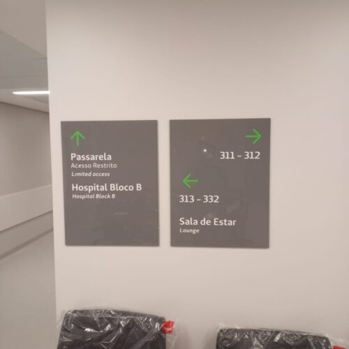 Placas em acrílico adesivado e recortados a laser Unimed