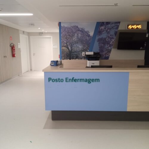 Letreiros recortados a laser ambientação revestimento Unimed