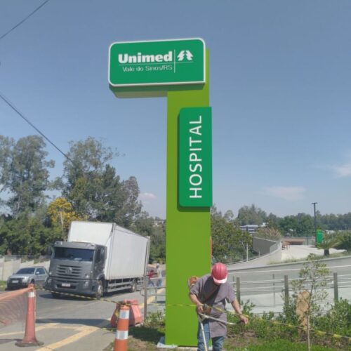 Totem com letras caixas iluminadas em LED Unimed