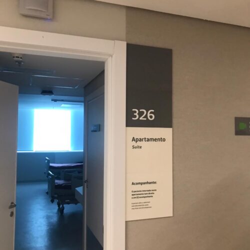 Placas em acrílico adesivado e recortados a laser Unimed