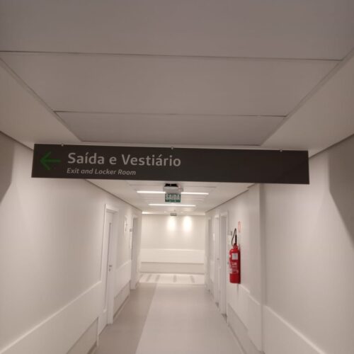 Placas em acrílico adesivado e recortados a laser